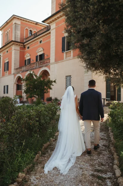 bride and groom in front of villa lena unique wedding venue in italy