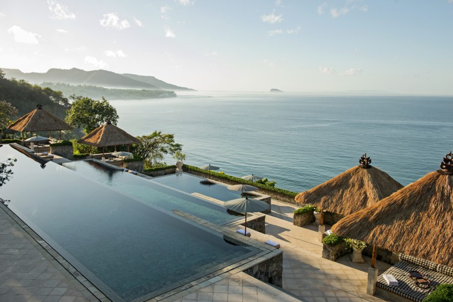 Amankila’s three-tier pool is set into the cliff edge, offering spectacular panoramic views of Amuk Bay and Nusa Penida. The aqua-tiled pools flow one into the other, stepping down like terraced rice fields.