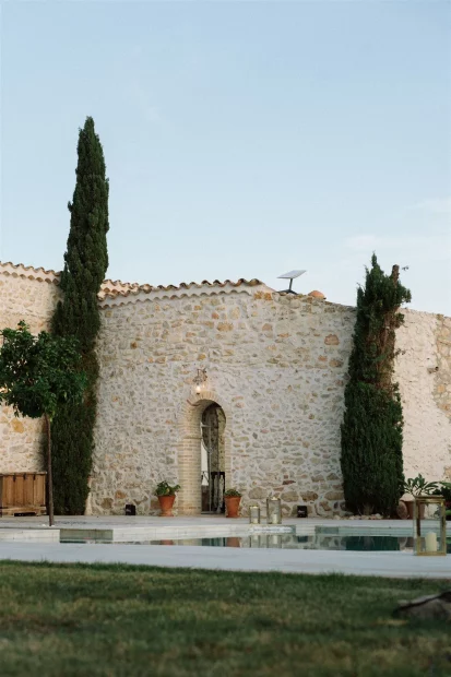 Image of side entrance to wedding venue Alcazar del Garraf