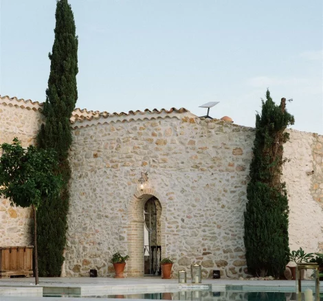 Image of side entrance to wedding venue Alcazar del Garraf