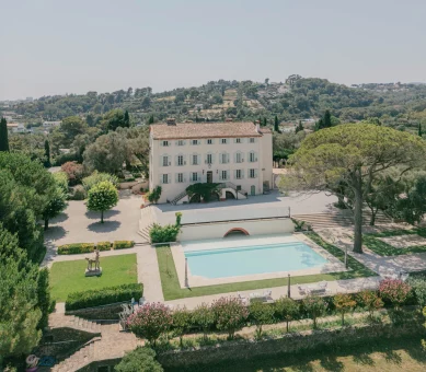 Drone shot of wedding venue Bastide du Roy, France