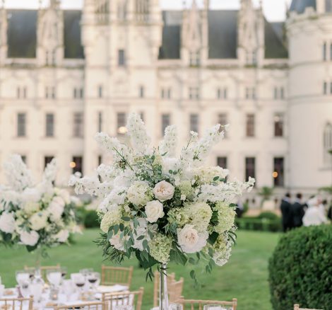 Table setting in front of wedding venue Chateau Challain