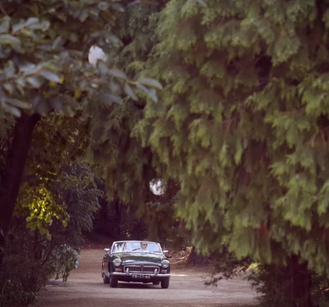 Image of car driving down entrance to wedding venue Quinta do Jordão, Portugal