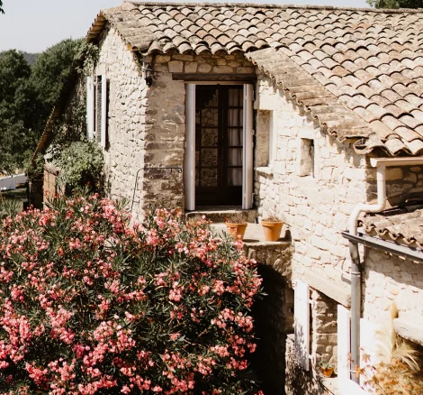 Image of flowers at wedding venue Domaine de Bonelli