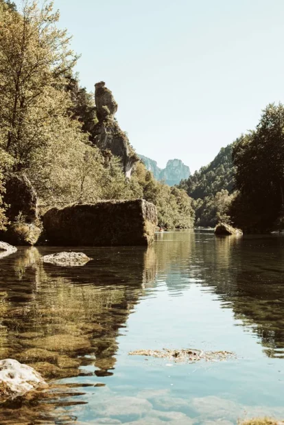 Image of lake at wedding venue Almières Retreat, France