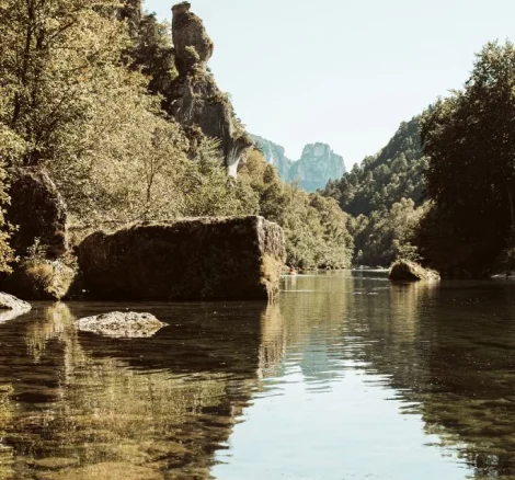 Image of lake at wedding venue Almières Retreat, France