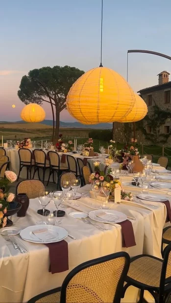 Image of tables at sunset at wedding venue Vitaleta