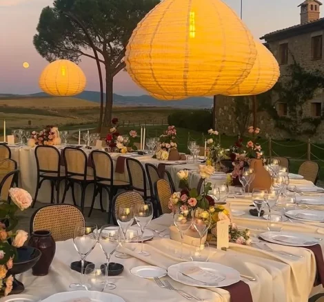 Image of tables at sunset at wedding venue Vitaleta