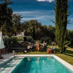 Image of a band playing by the pool at wedding venue Terra Rosa, France