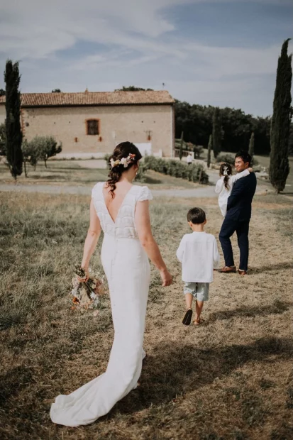 Image of couple walking through field towards estate, wedding vemue Terra Rosa