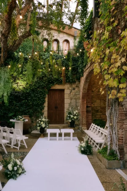 Wedding aisle at wedding venue Mas de Sant Lleí, Barcelona