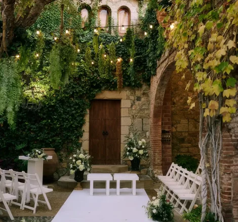 Wedding aisle at wedding venue Mas de Sant Lleí, Barcelona