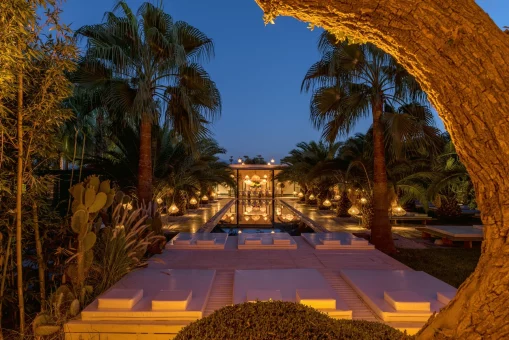 Image main building and pool at sunset at wedding venue Villa Taj Marrakech