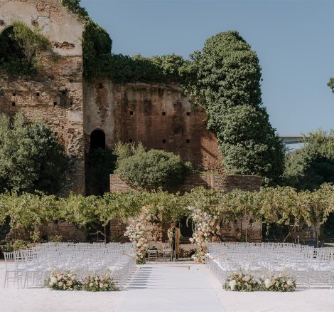 Image of the outdoor ceremony at wedding venue Finca La Concepción in Marbella, Spain