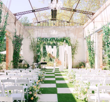 Image of chequered floor wedding aisle at wedding venue Château de Laurentie in Toulouse, France