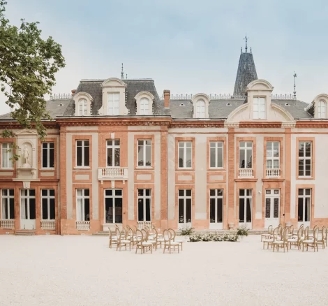 Image of main house at wedding venue Château de Laurentie, France